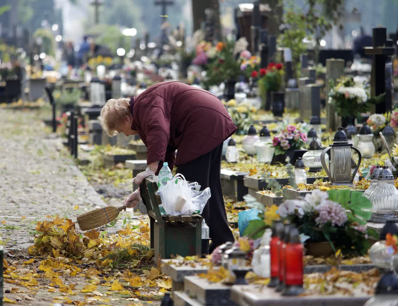 Ogrom śmieci zalewa cmentarze. Jak dekorować groby tanio i ekologicznie? 2 PA263753.jpeg