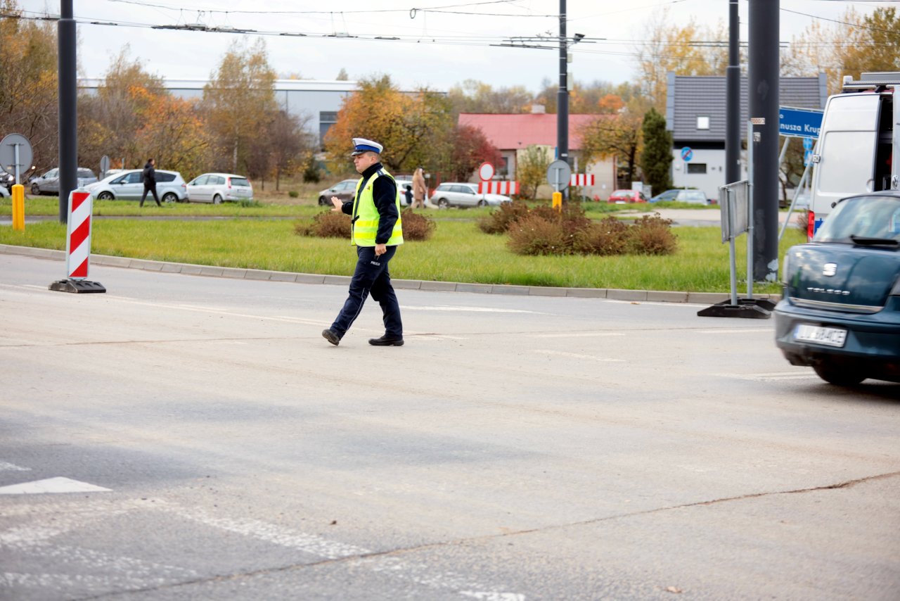 Wszystkich Świętych! Zmiany w organizacji ruchu w pobliżu nekropolii w regionie 3 pm_MAJDANEK-011123-004.jpg