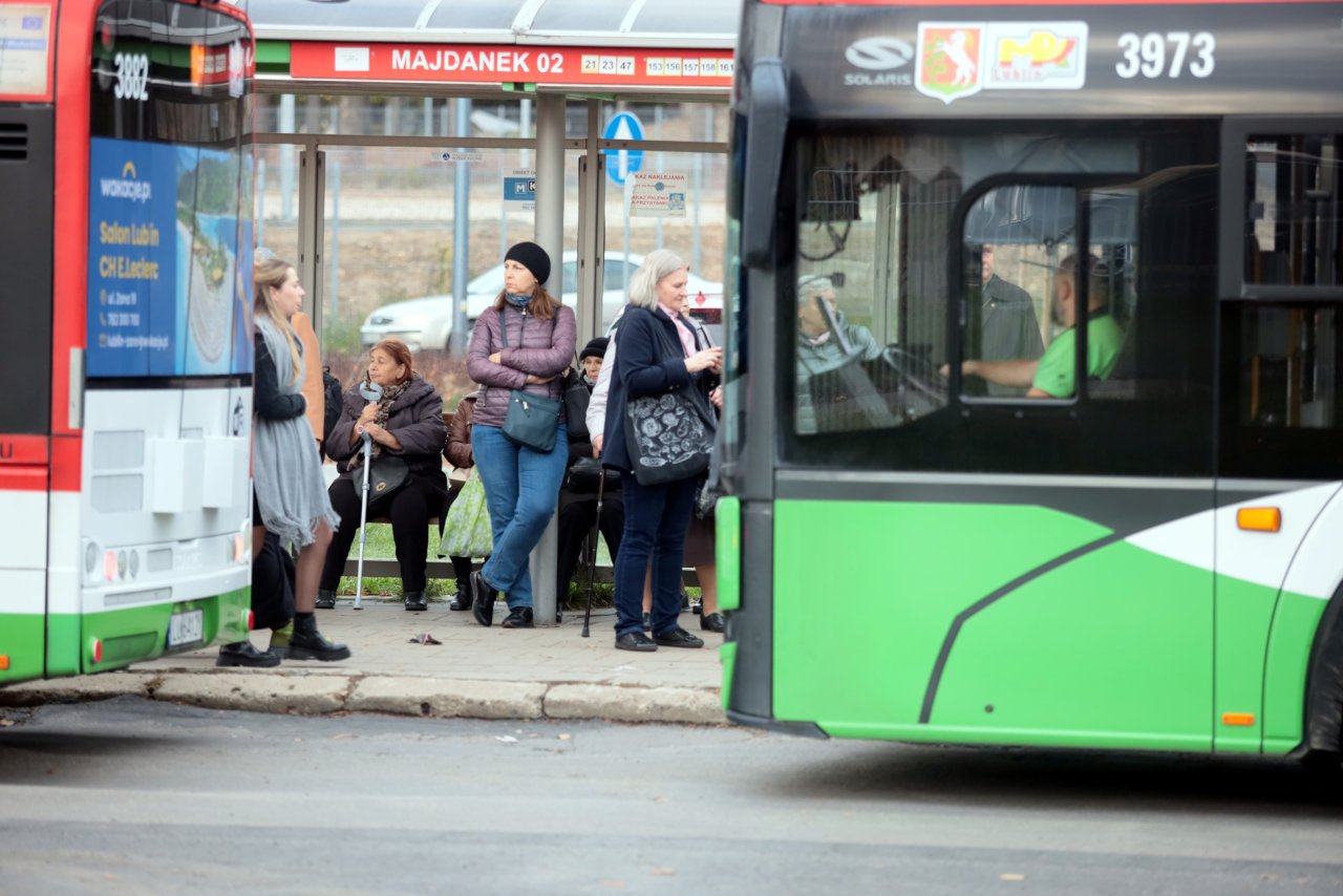 Wszystkich Świętych! Zmiany w organizacji ruchu w pobliżu nekropolii w regionie 2 pm_MAJDANEK-011123-006.jpg