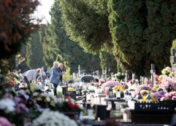 2023.10.30. LUBLIN . CMENTARZ KOMUNALNY NA MAJDANKU. LUBLINIANIE SPRZATAJA GROBY . 
FOT. PIOTR MICHALSKI