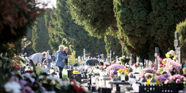 2023.10.30. LUBLIN . CMENTARZ KOMUNALNY NA MAJDANKU. LUBLINIANIE SPRZATAJA GROBY . 
FOT. PIOTR MICHALSKI