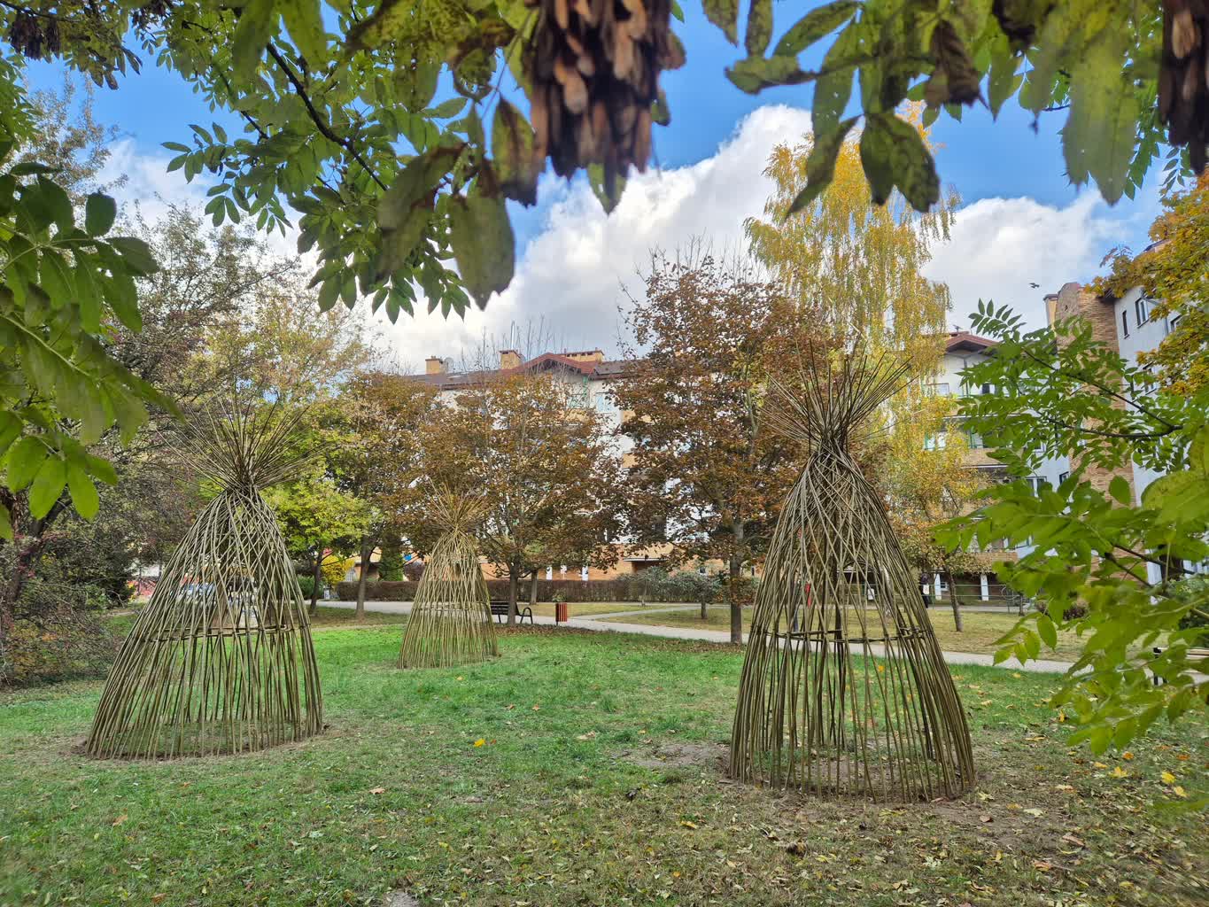 Wiklinowe wigwamy miejscem zabaw dla najmłodszych 2 Żywa architektura na Polanie Centralnej przy ul. Milenijnej (2).jpg