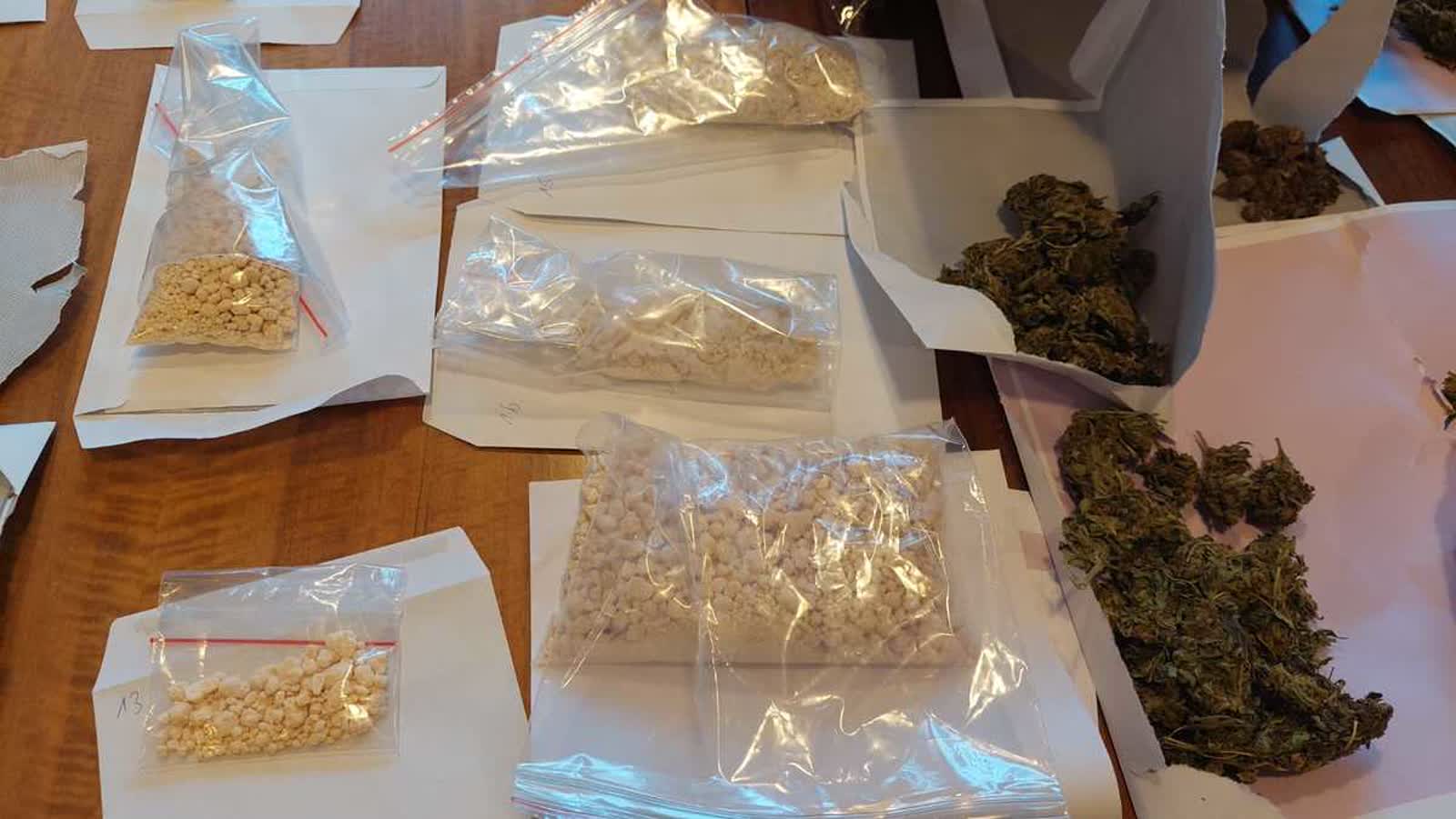 Kilogramy narkotyków w mieszkaniu. Dwie osoby w areszcie 2 345-254177_g.jpg