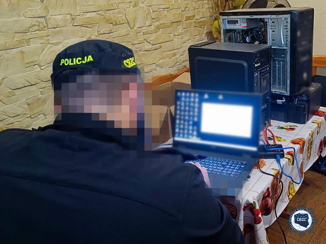 Policja zatrzymała 75 osób za przestępstwa o charakterze pedofilskim 4 442-1389.jpg