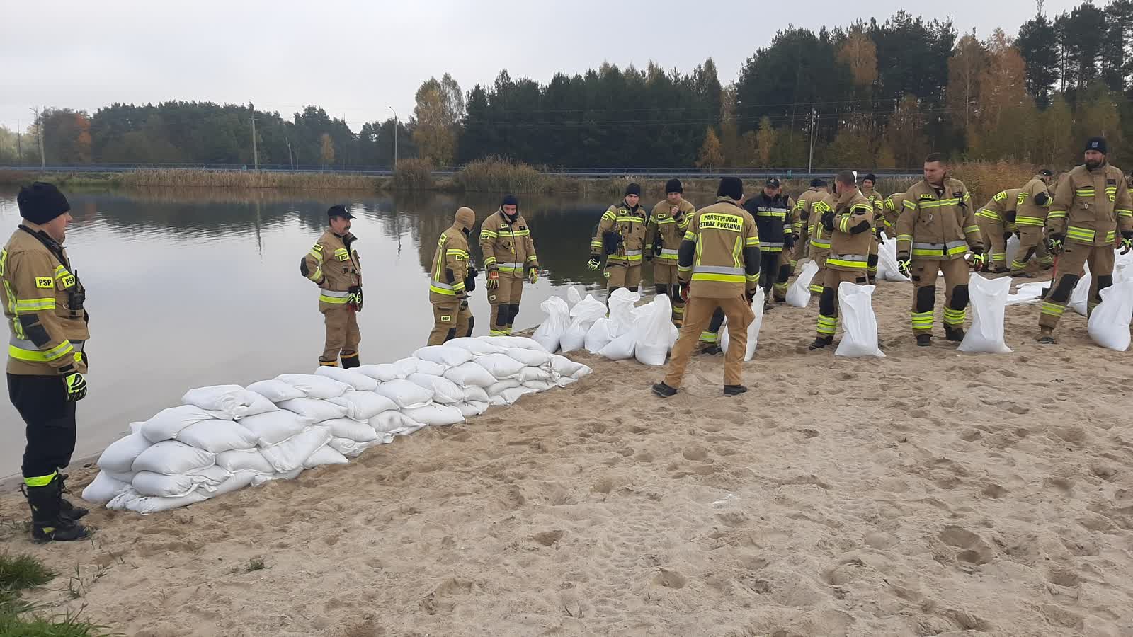 "To było trudne wyzwanie". Pracownicy RZGW podsumowali pomoc podczas powodzi 2 464339235_521427740805895_7802589648441944987_n.jpg