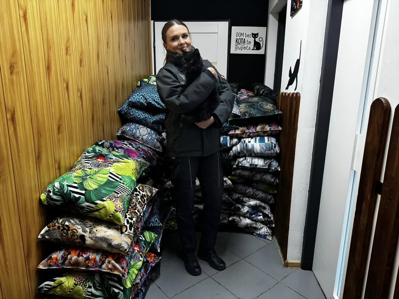 Przytulili w potrzebie. Osadzeni uszyli legowiska dla kotów 2 465530021_956514116511313_1791647307292558096_n.jpg