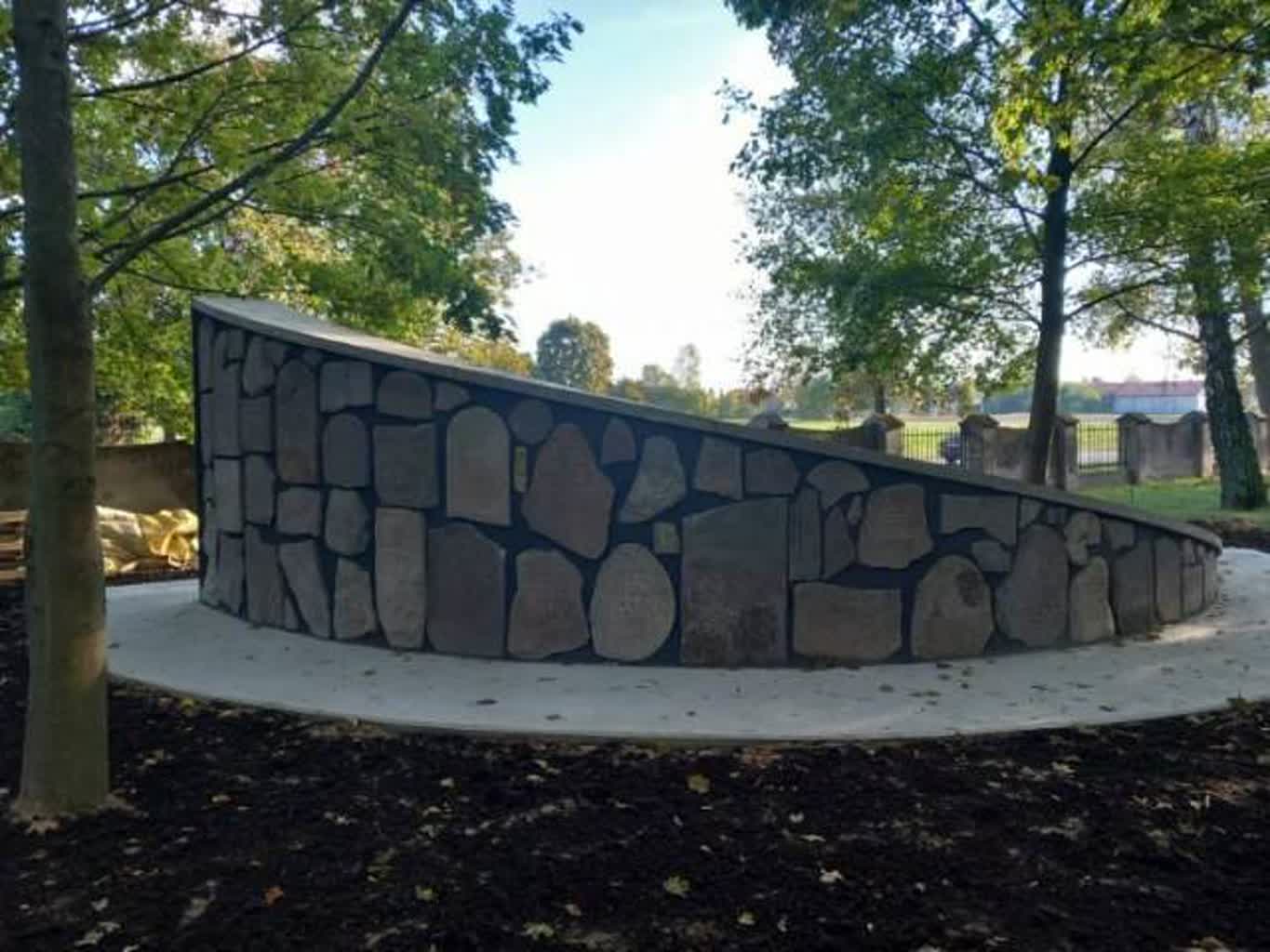 Jest jednym z najpiękniejszych w Polsce. Lapidarium w Łomazach powstało zgodnie z prawem? 2 467473314_3838849546390965_2899764212519883547_n.jpg