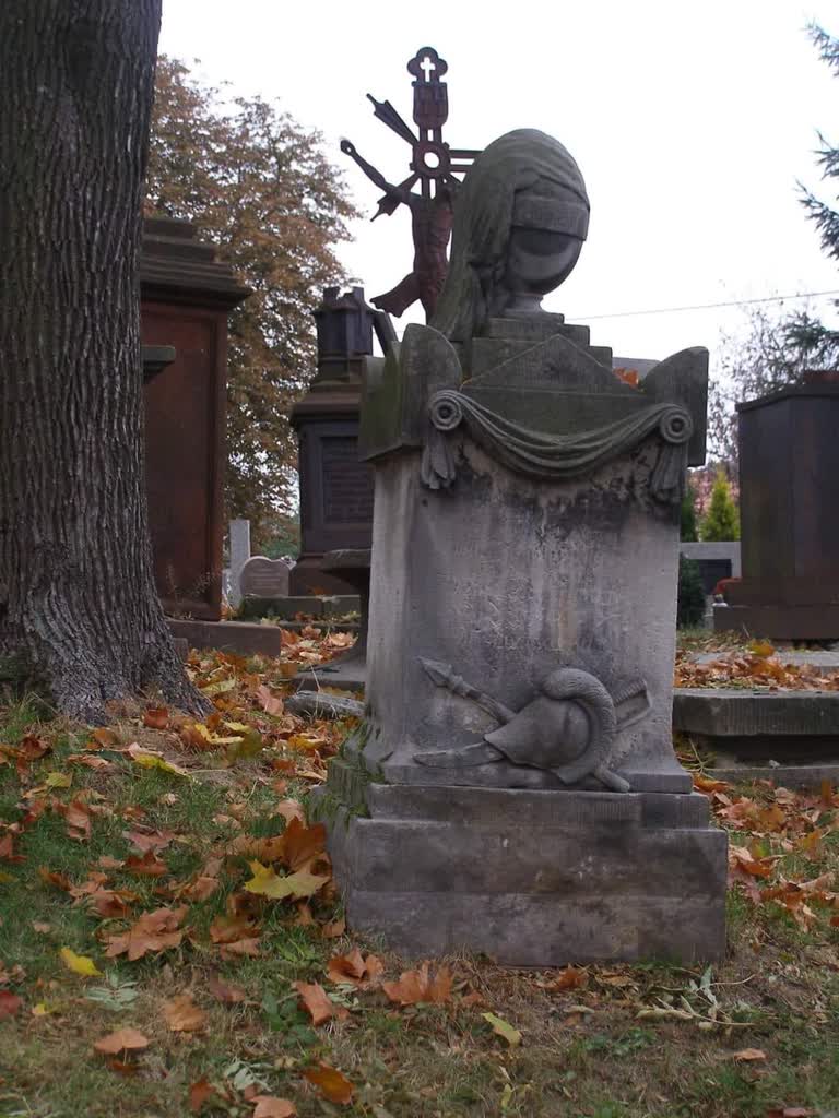 XVIII-wieczny nagrobek w Puławach. Ufundował go książę 2 goguel.jpg