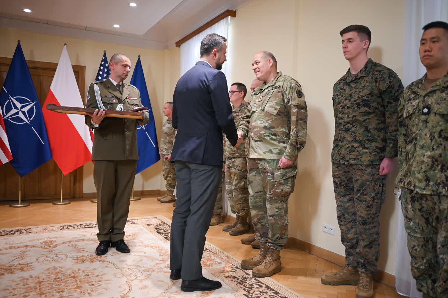 Szef MON odznaczył amerykańskich żołnierzy służących w Polsce 3 mid-24b06021.jpg