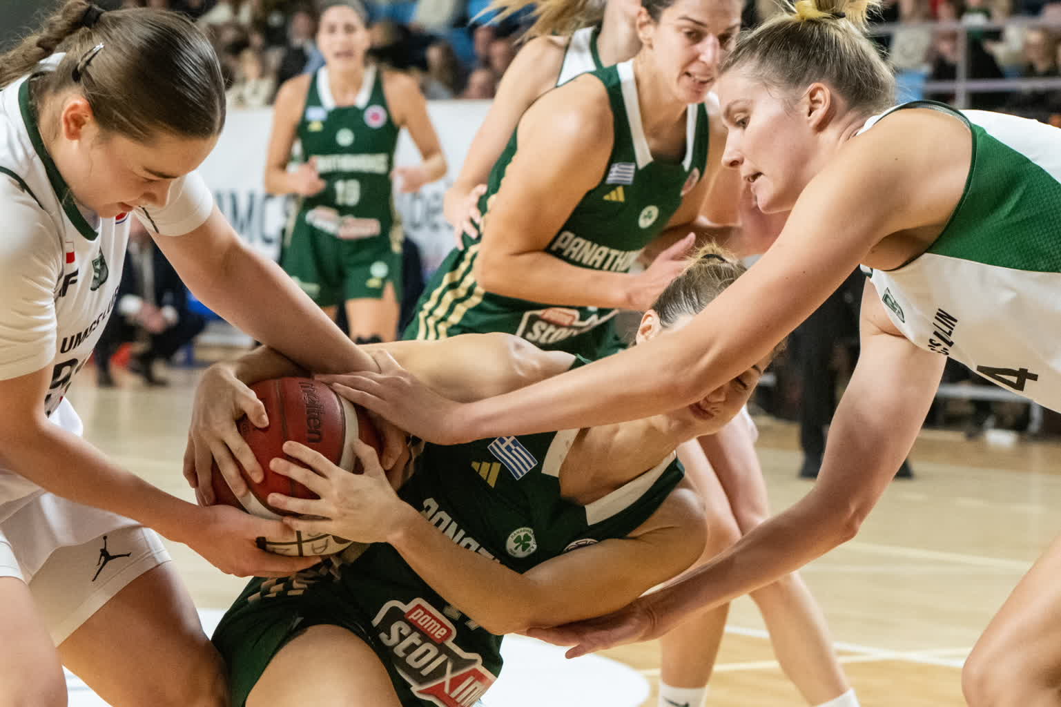 Zwycięstwo koszykarek na pożegnanie z pucharami 2 mid-24b28712.jpg