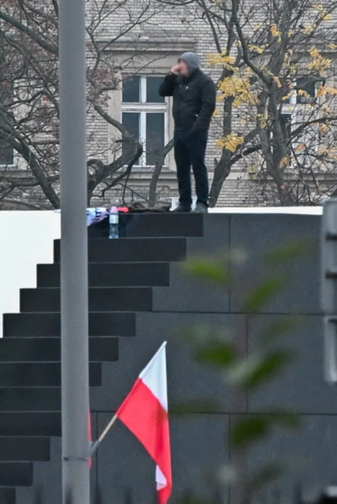 Mężczyzna, który okupował Pomnik Ofiar Katastrofy Smoleńskiej w rękach policji 2 net-24b09231.jpg