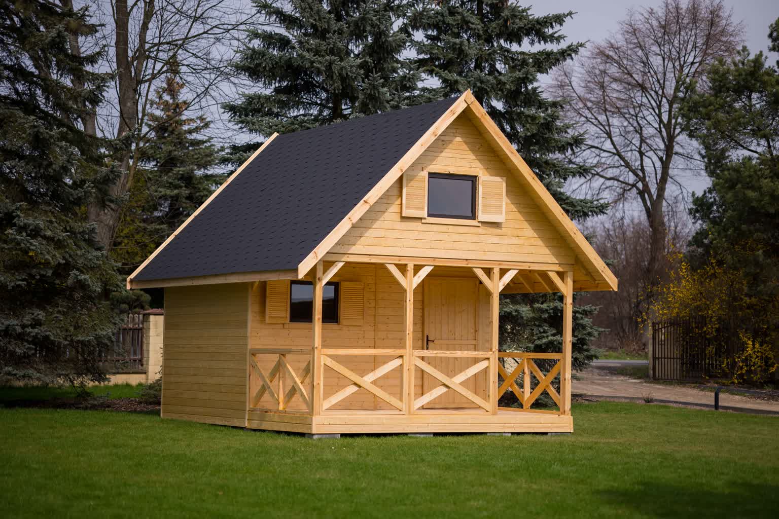 Dlaczego warto postawić na gotowe domki drewniane? 5 powodów 3 domek letniskowy z poddaszem.jpg