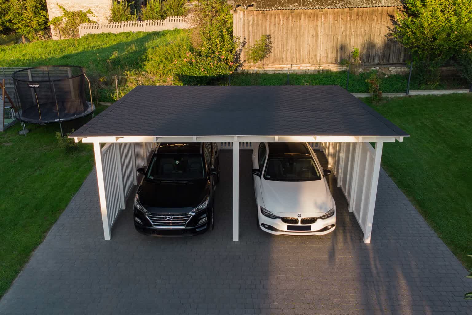 Dlaczego warto postawić na gotowe domki drewniane? 5 powodów 4 wiata garażowa.jpg