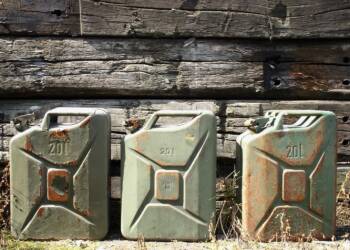 petrol cans 708568 1280 2024 11 04 131601