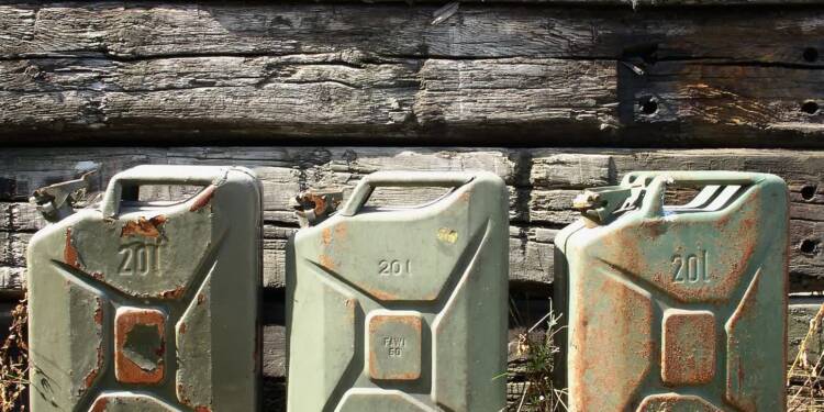 petrol cans 708568 1280 2024 11 04 131601