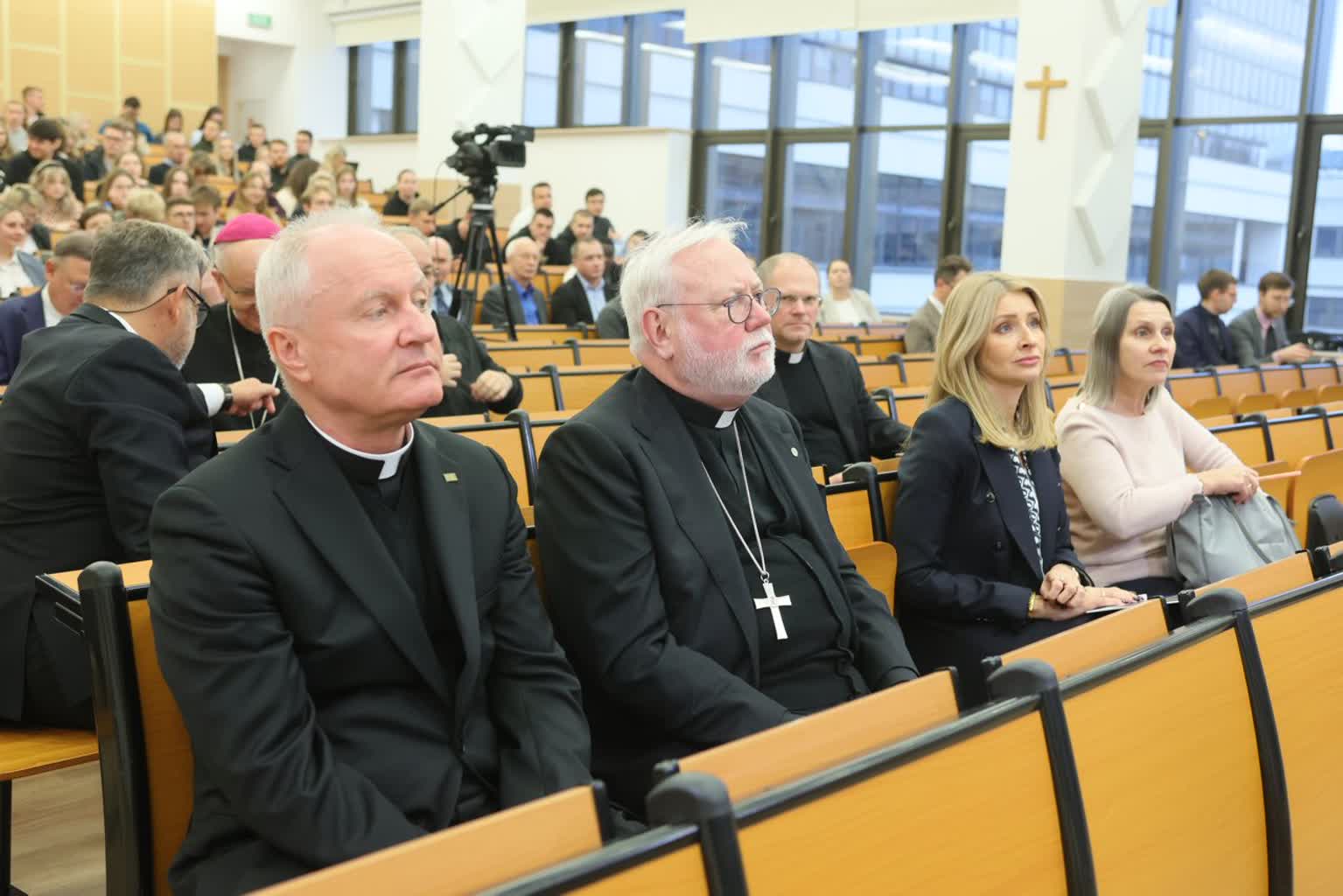 Watykański dyplomata na KUL-u. Abp Gallagher spotkał się ze studentami 2 pm_KUL-121124-003.jpg