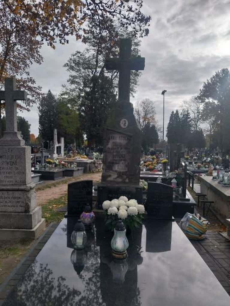 Pomnik niespotykany. Tu historia przenika się z teraźniejszością 2 pomnik.jpg