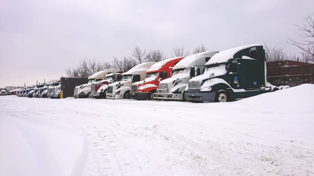 trucks in snow 4021311 1280 2024 11 22 185441