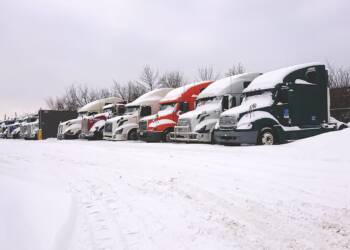 trucks in snow 4021311 1280 2024 11 22 185441