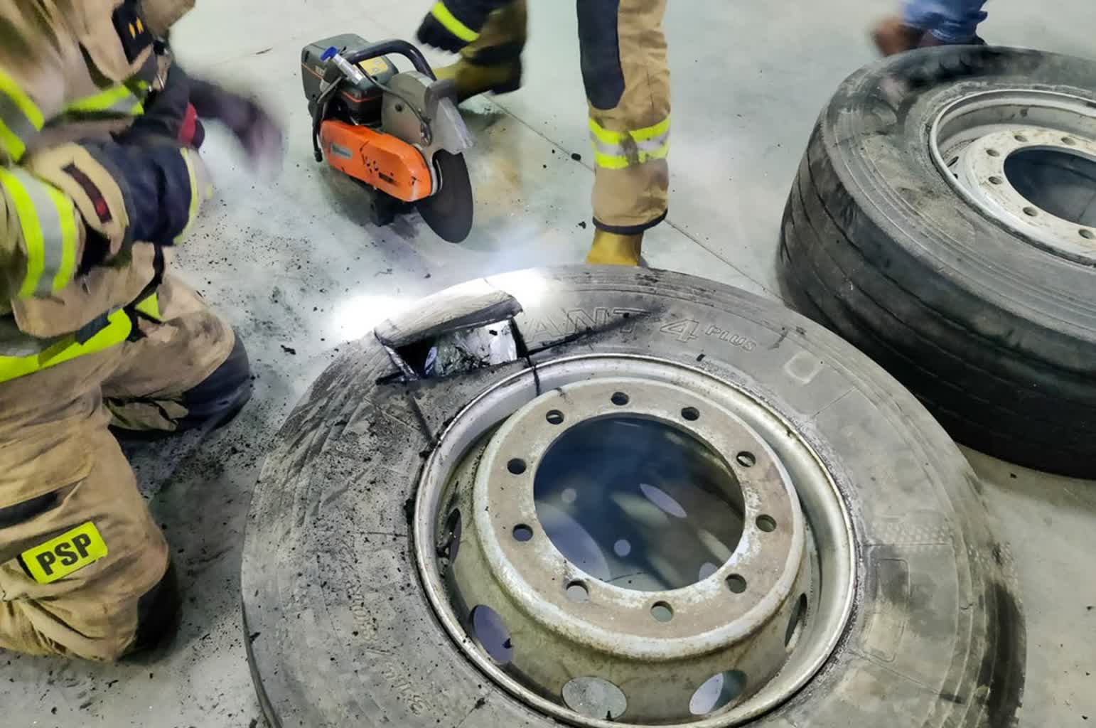 Narkotyki za ponad milion zł w ciężarówce. 51-latek odpowie za przemyt 2 12-302450.jpg