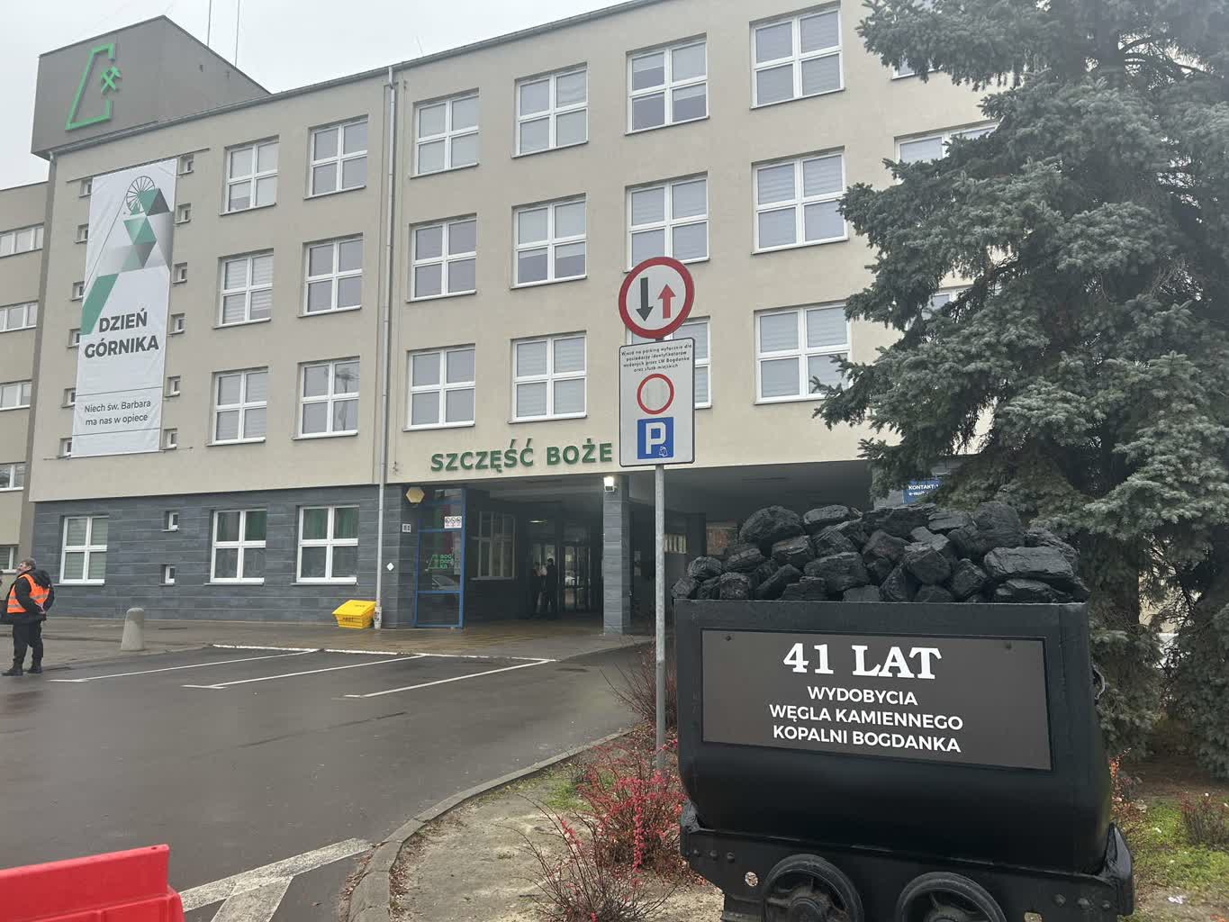 „Świętujemy z godnością, ale martwimy się co dalej”. Barbórka górników z Bogdanki 4 462647700_1655893768672384_3964521919706665790_n.jpg