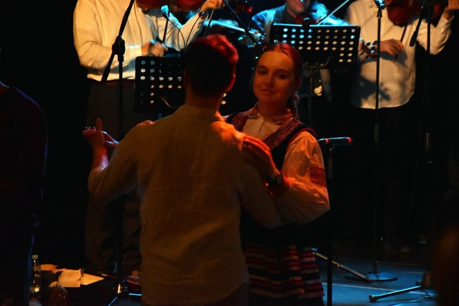 Potańcówka w starym stylu i inne atrakcje. Trwają Mikołajki Folkowe 2 470207898_1077484254423677_9021658044578056591_n.jpg