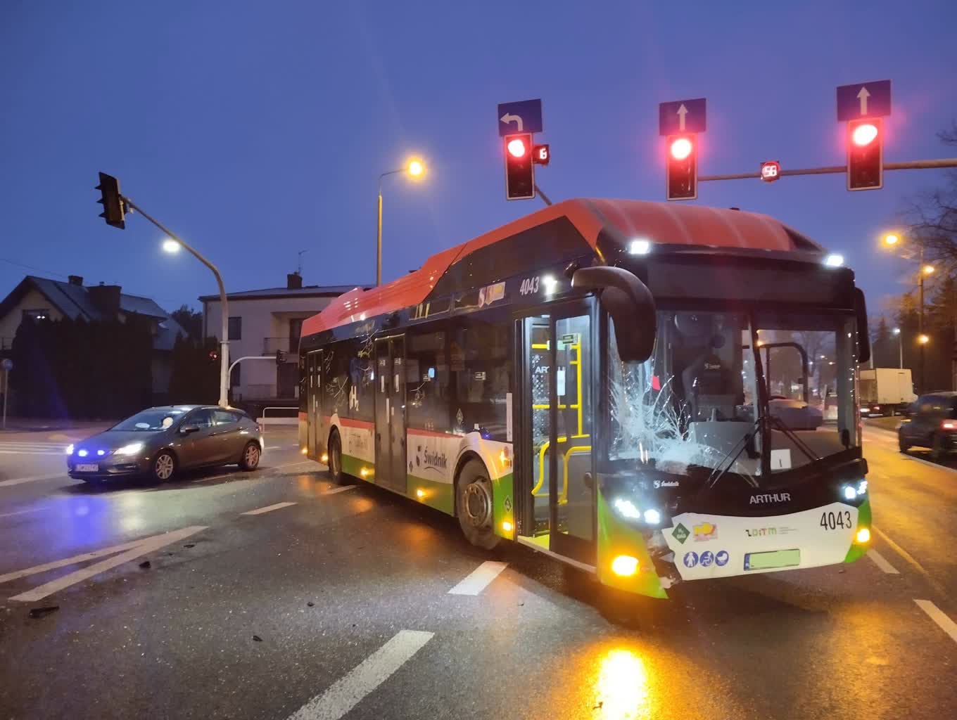 Wjechał na czerwonym świetle. Autobus zderzył się z osobówką 2 472038794_516238658094338_2747105063314794697_n.jpg