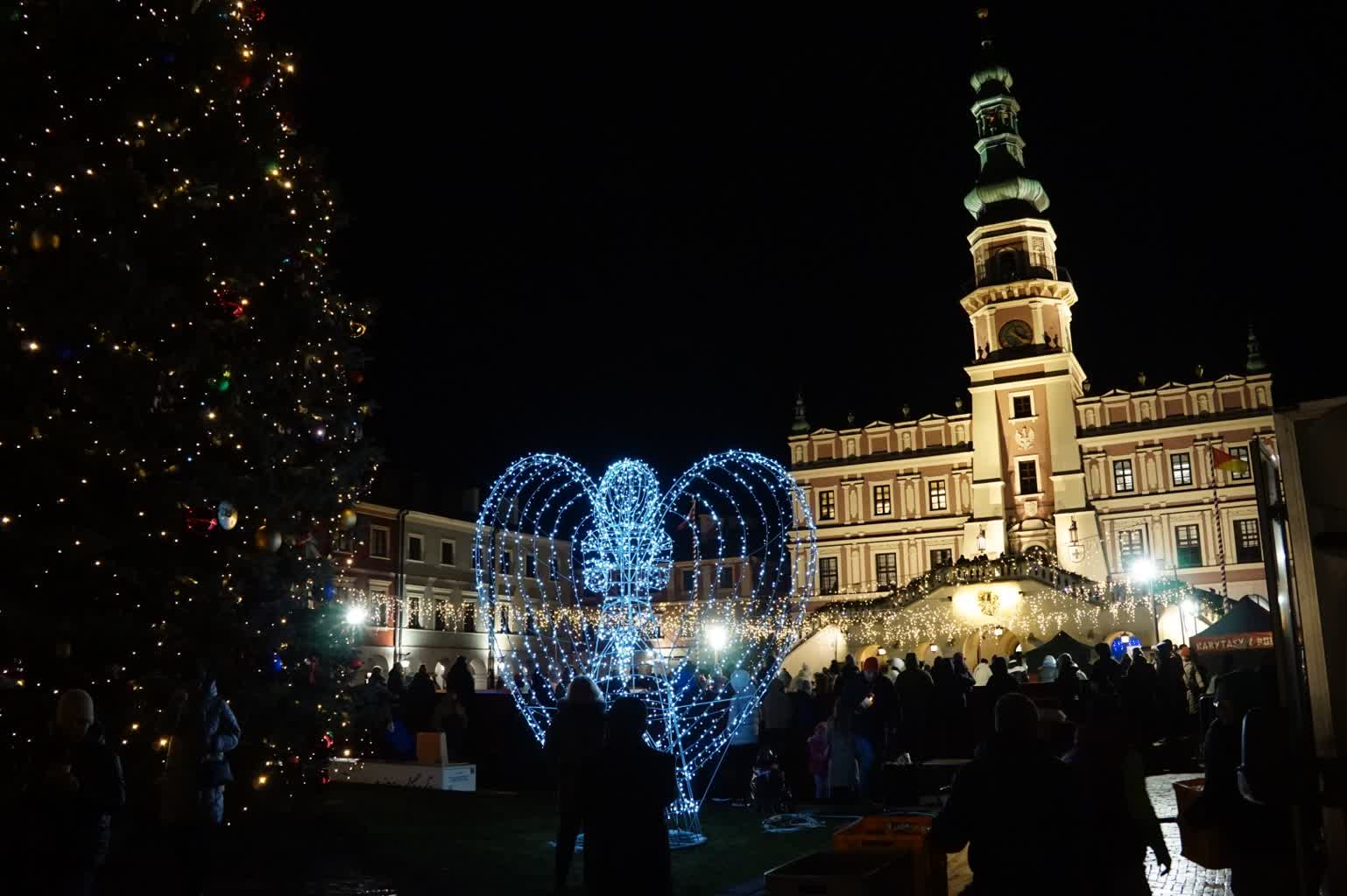 Zamość: anioł rozświetla i dekoruje Rynek Wielki 2 dsc04903-2024-12-15-223128.jpg