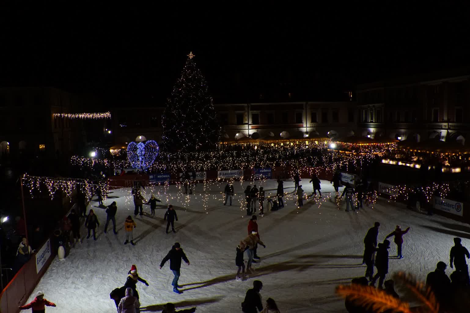 Zamość: anioł rozświetla i dekoruje Rynek Wielki 3 dsc04963-2024-12-15-222951.jpg