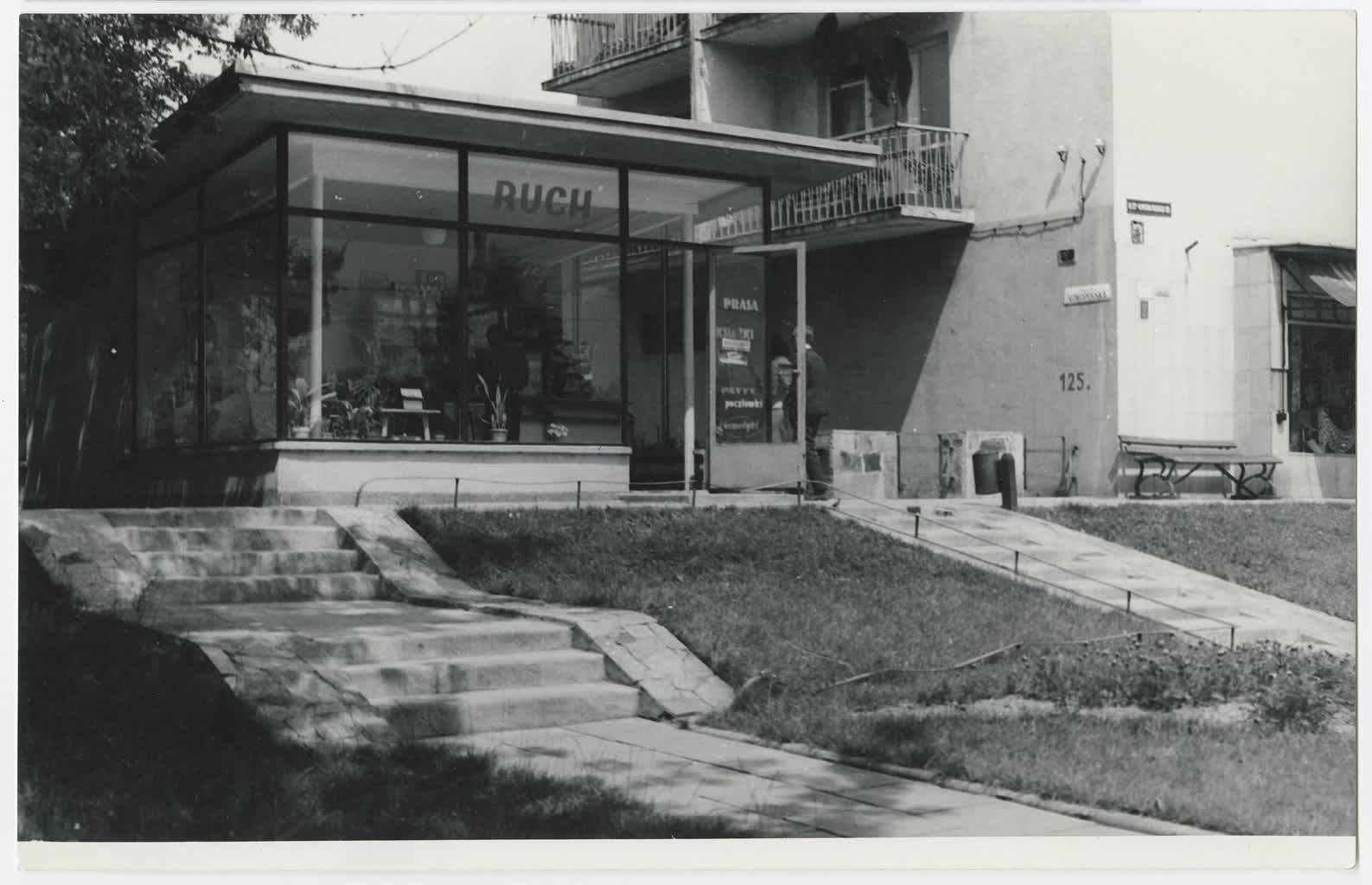 Koniec pewnej epoki. Ostatni kiosk "Ruchu" kończy działalność 2 Ignacy_Płażewski,_Kiosk_„Ruchu”_przy_ulicy_Nowopolskiej_w_Łodzi,_I-4711-27.jpg