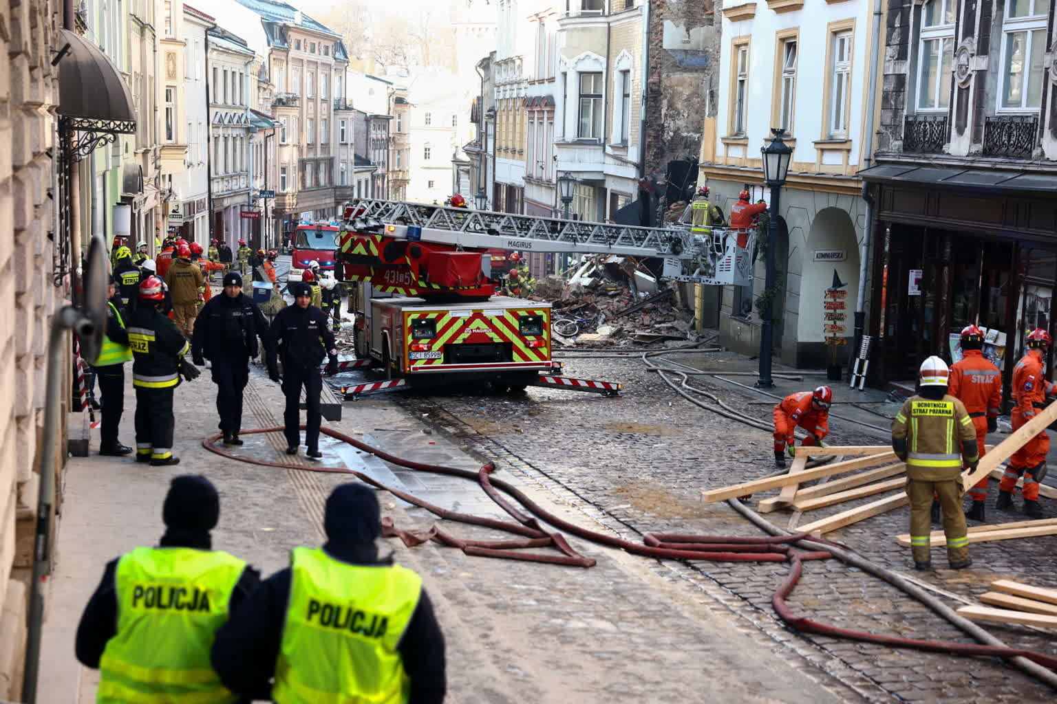 Śląskie: Trwają działania ratownicze po zawaleniu się kamienicy w Cieszynie 2 mid-24c29074.jpg
