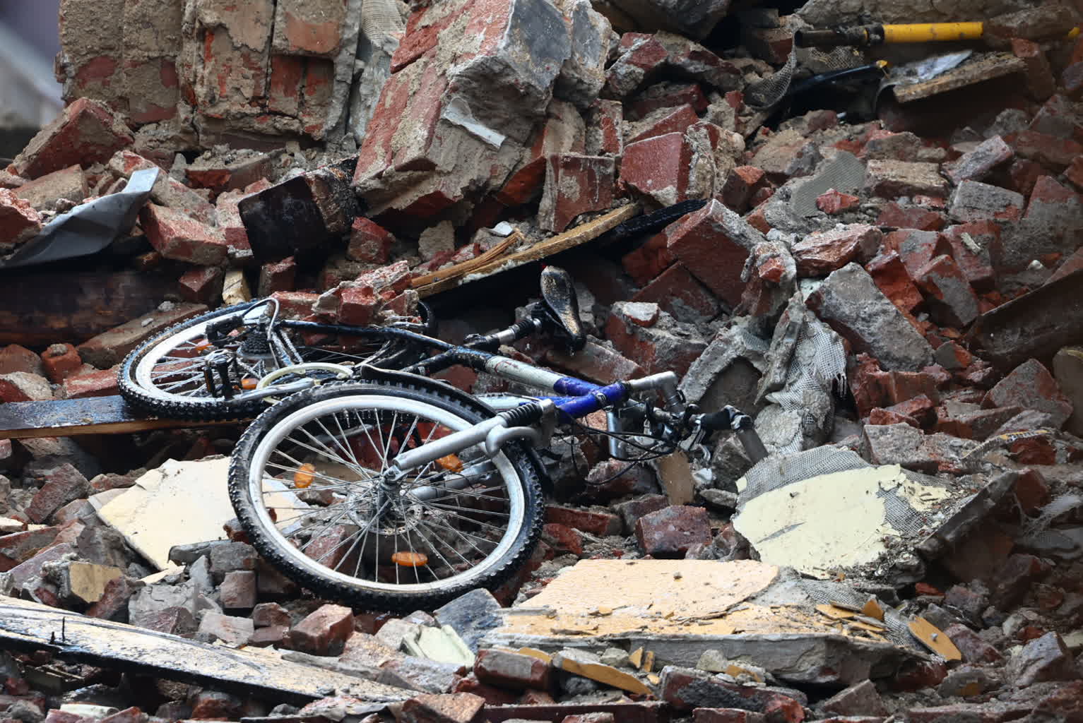 Śląskie: Trwają działania ratownicze po zawaleniu się kamienicy w Cieszynie 3 mid-24c29090.jpg