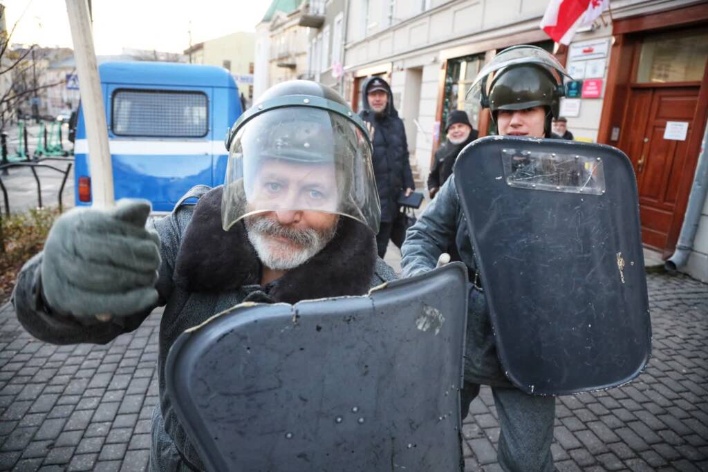 Patrole ZOMO w Lublinie. Inscenizacja w 43. rocznicę wprowadzenia stanu wojennego 1 pm zomo131224 014 2024 12 13 114043