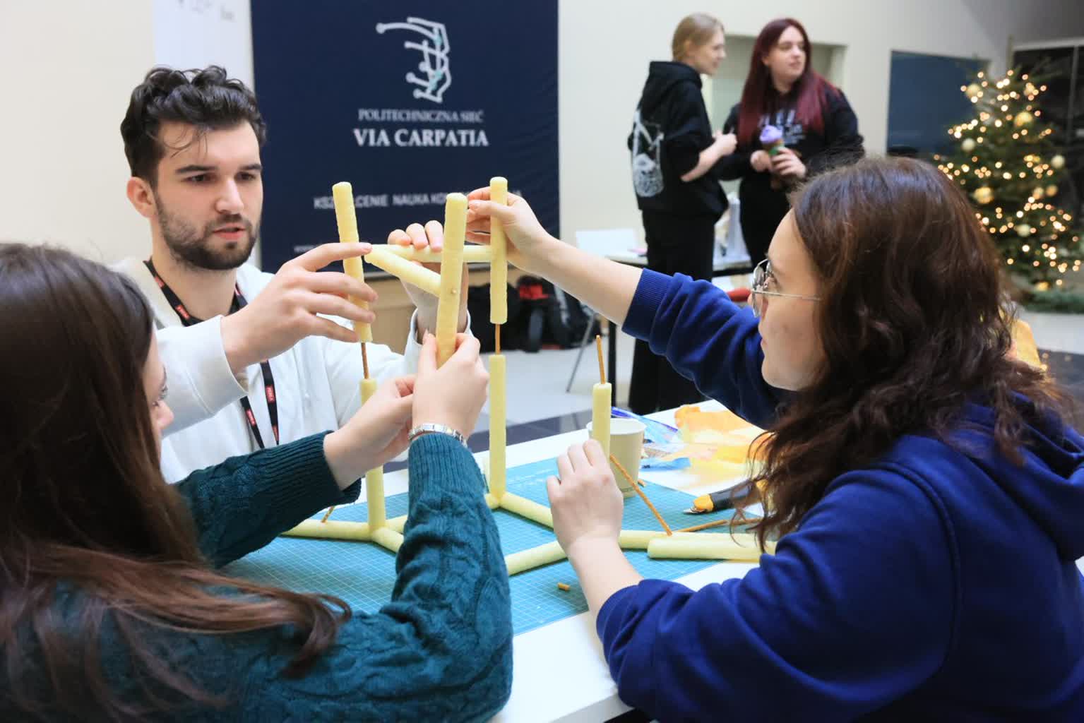 Kreatywność, precyzja i duch świąt. Przyszli architekci zbudują piernikowe chatki 2 pm_KOMIN-161224-024.jpg