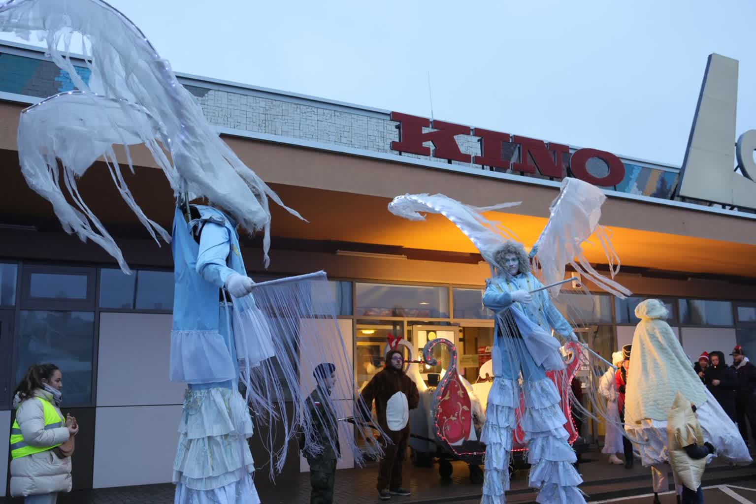 Kolorowy weekend w Świdniku. Rusza Jarmark Bożonarodzeniowy 2 pm_parada-171223-007-2023-12-17-193814.jpg