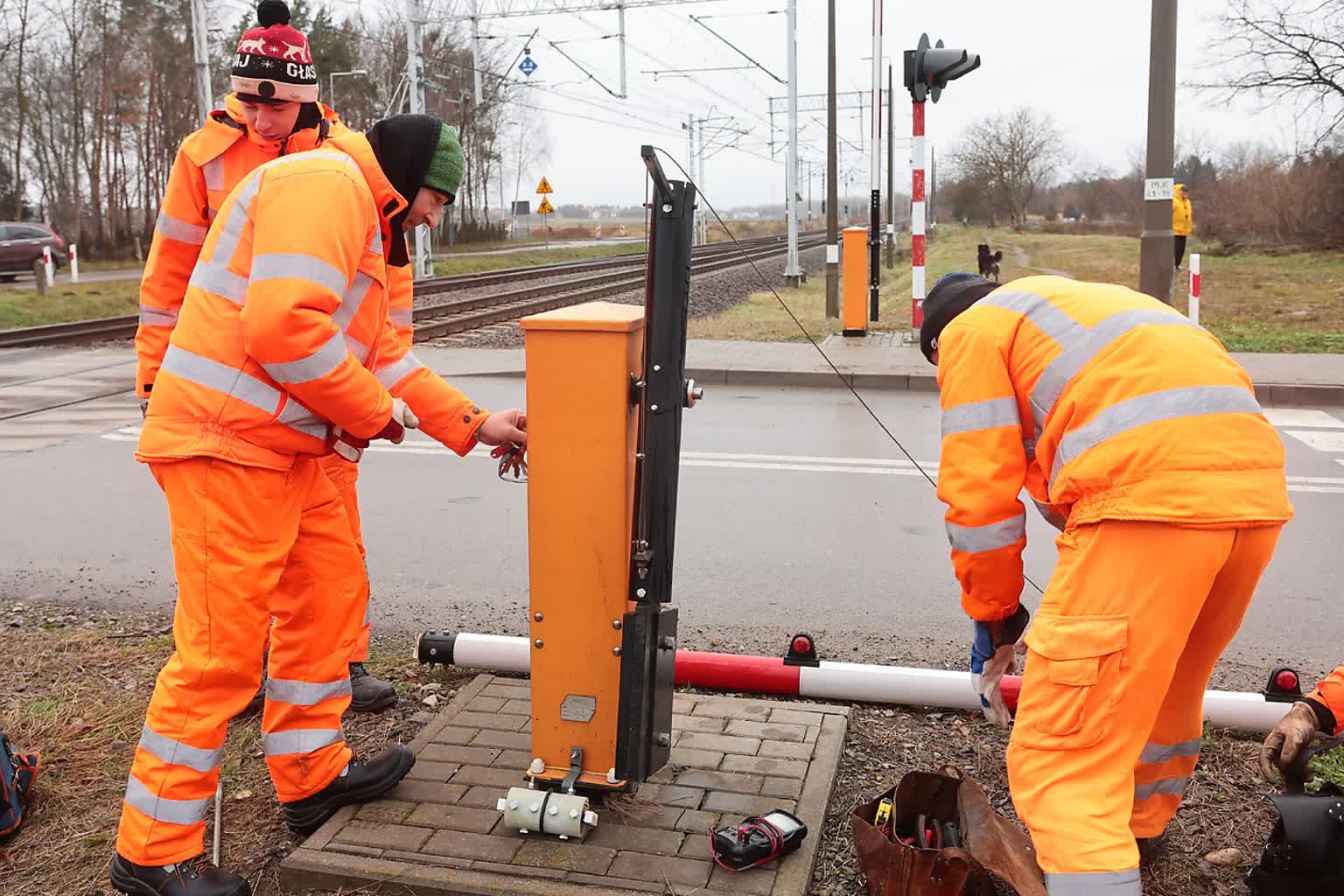 To może uratować nam życie. Co robić, kiedy utkniemy na przejeździe? 2 pm_przejazd-171224-018.jpg-2024-12-17-163825.jpg