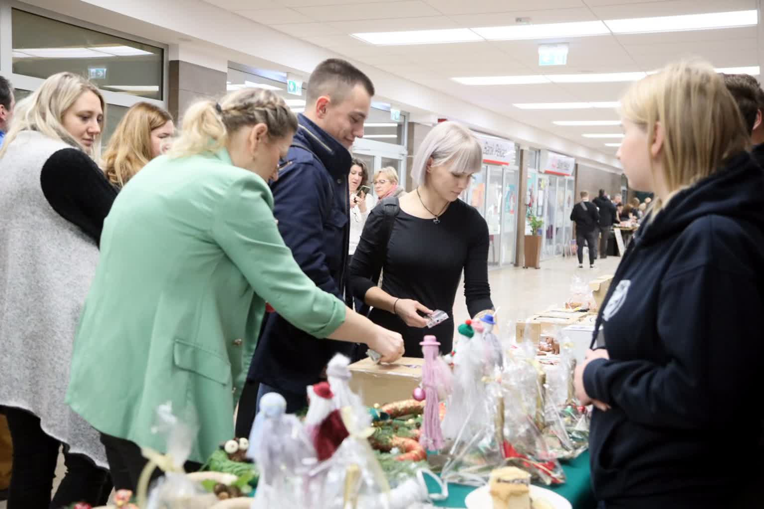 Studenci dla społeczności sąsiedzkich. Świąteczny jarmark na UMCS 2 pm_UMCS-161224-010.jpg