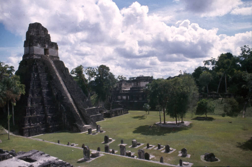 tikal 04 jaguar pyramide 1980 gje 2024 12 05 070519