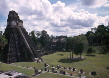 tikal 04 jaguar pyramide 1980 gje 2024 12 05 070519