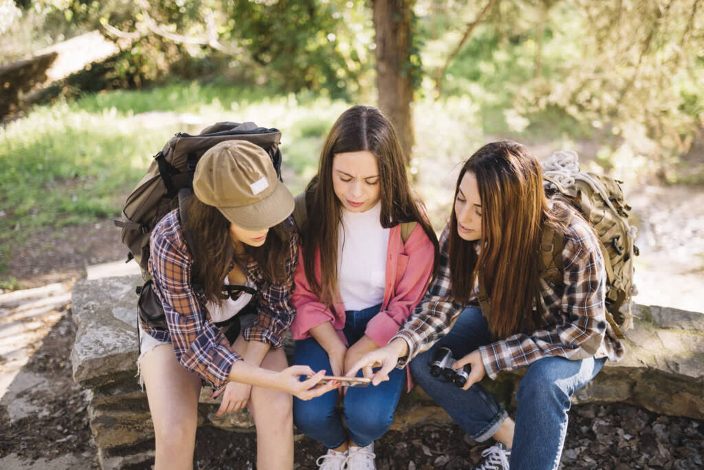 young travellers using smartphone 2 2024 12 13 151043