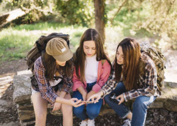 young travellers using smartphone 2 2024 12 13 151043