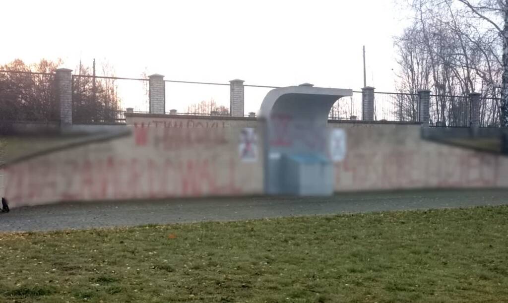 Biłgoraj: śledczy ustalili sprawcę znieważenia Ściany Pamięci 1 344 258750 g 2025 01 17 102454