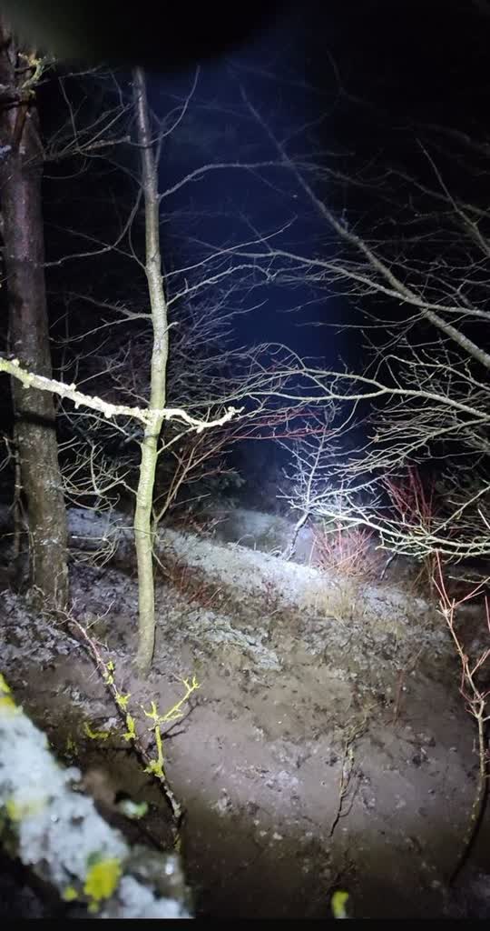 Nie wrócił ze spaceru z psem. Skrajnie wychłodzonego 20-latka uratowali policjanci 2 345-258119.jpg