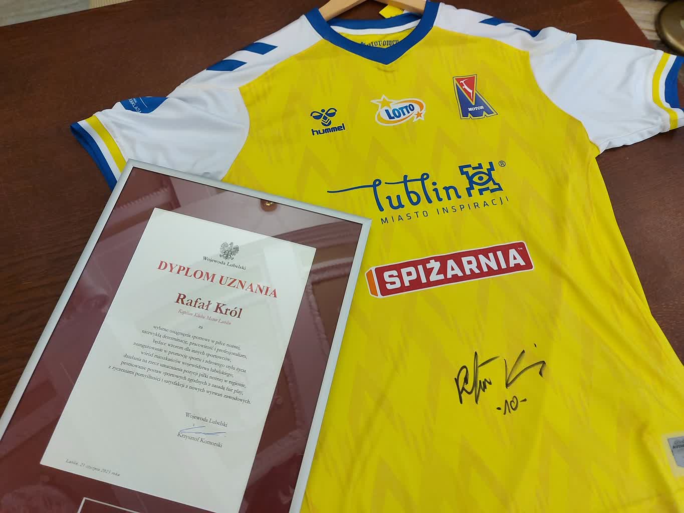 Pożegnanie z kapitanem. Rafał Król uhonorowany przez wojewodę 2 473355111_928964049423629_6124532601985418049_n.jpg