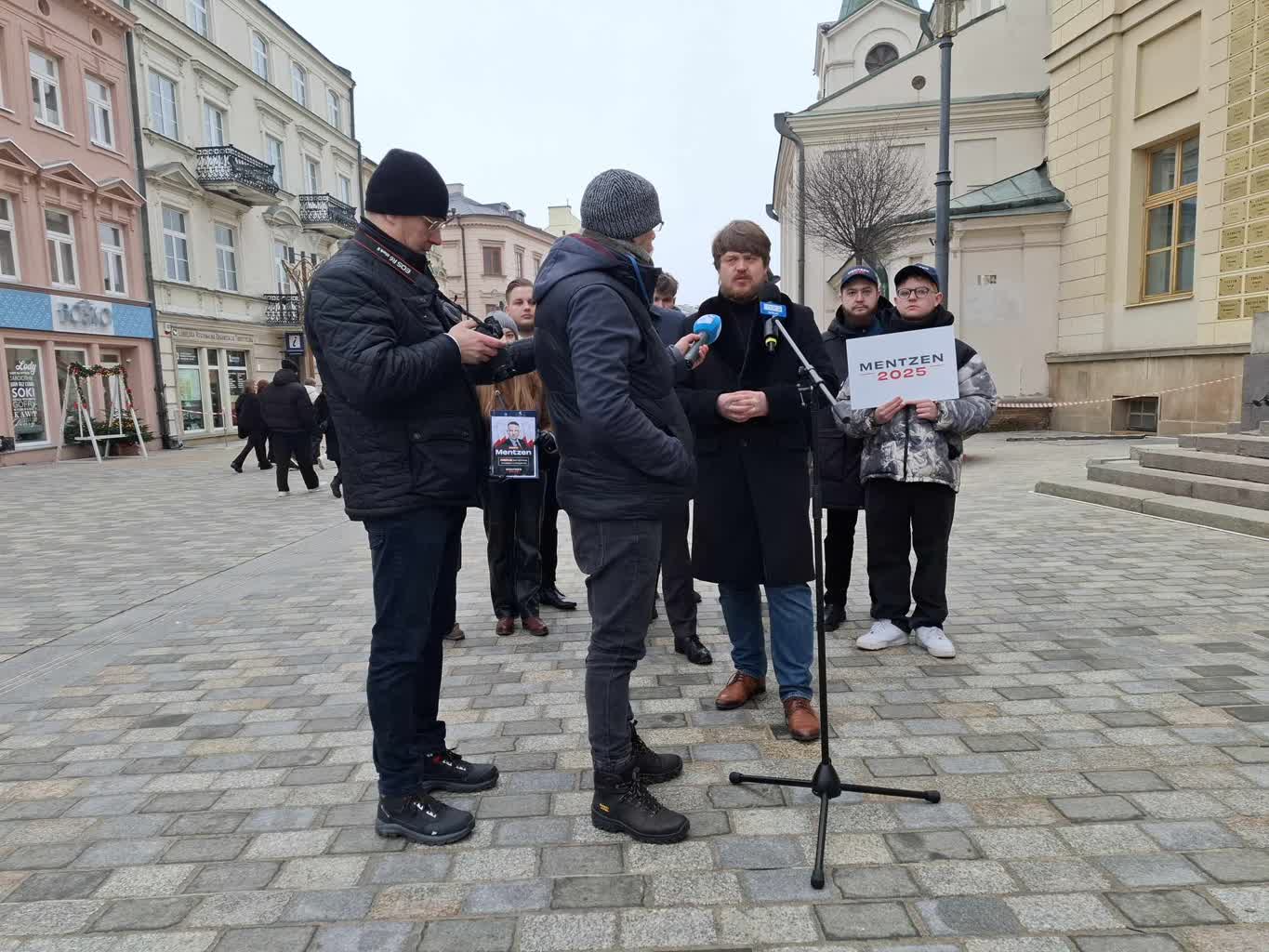 Lublin: Konfederacja zbiera podpisy dla Sławomira Mentzena 3 473608821_1051889446699709_3263293564676317147_n (1).jpg