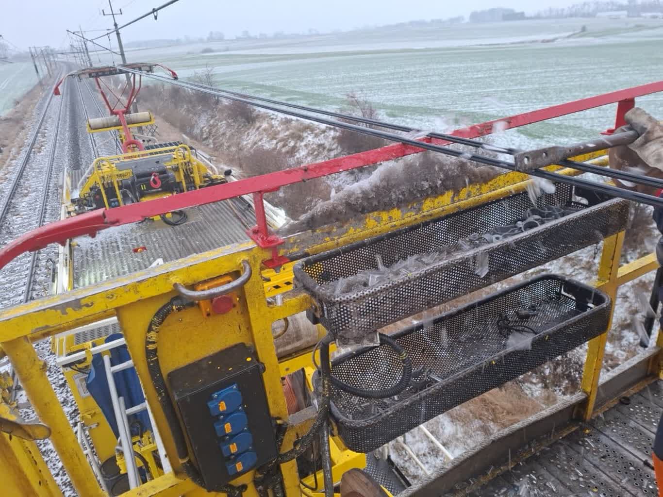 Linie kolejowe znów przejezdne. Opóźnienia spowodował lód na sieci trakcyjnej 2 473792737_1034169772088328_8167074218816164332_n.jpg