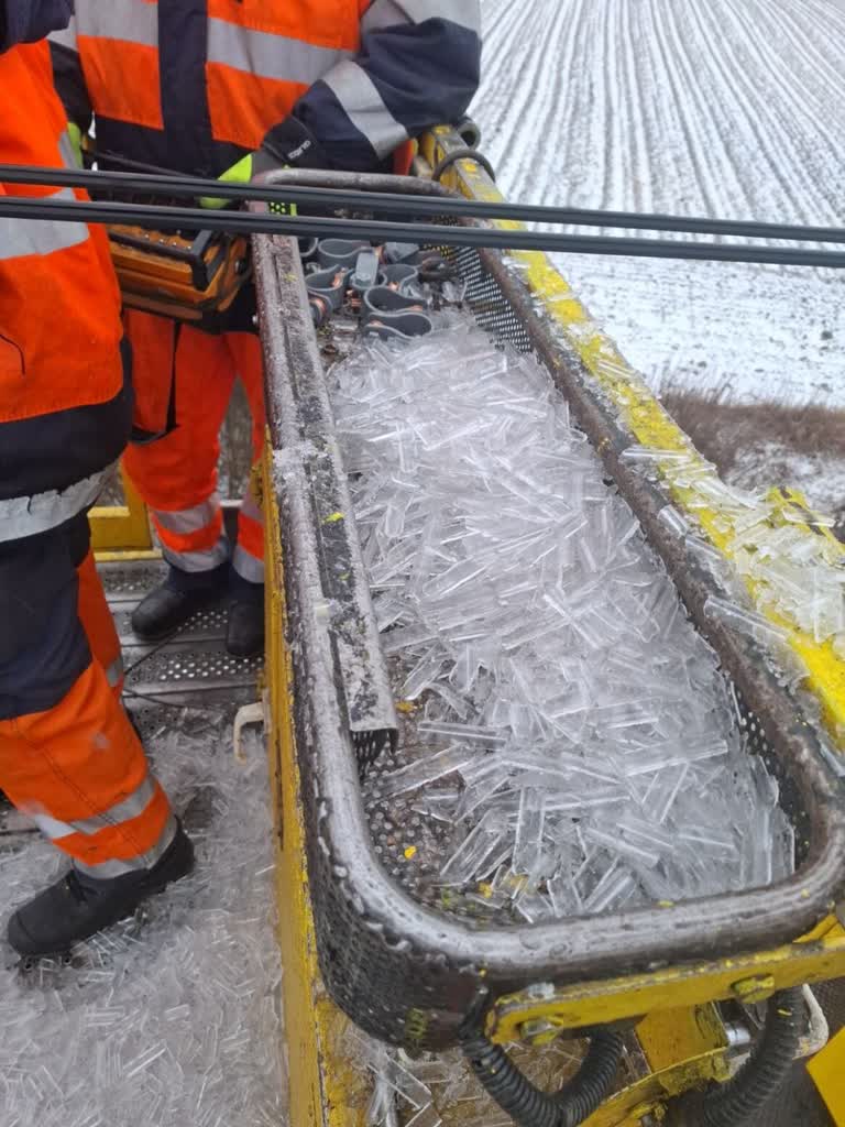 Linie kolejowe znów przejezdne. Opóźnienia spowodował lód na sieci trakcyjnej 3 474015323_1034169795421659_1820384368810834589_n.jpg