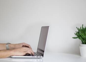 hands 2178566 1280 2025 01 27 083744