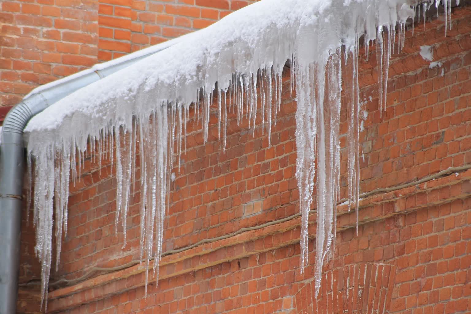 Zalegający na dachu śnieg grozi katastrofą. Strażacy ostrzegają 2 icicles-4042657_1920-2021-01-26-140140.jpg