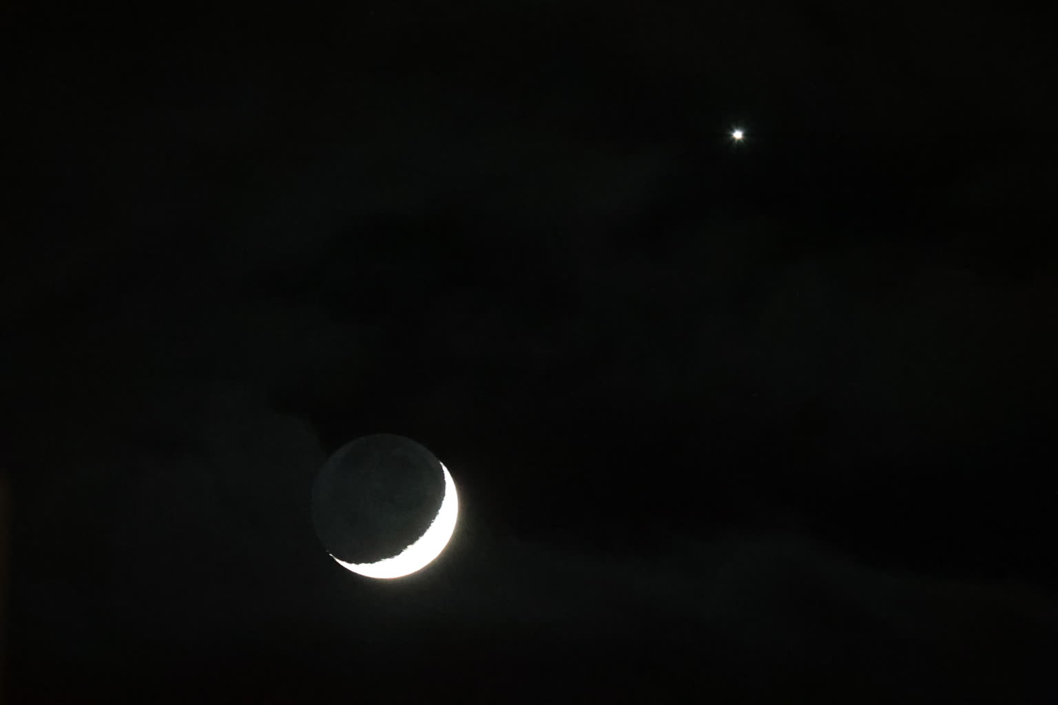 Deszcz meteorytów i zakrycie Saturna. Spektakularne zjawiska na nocnym niebie! 3 MOON-030125-004.JPG